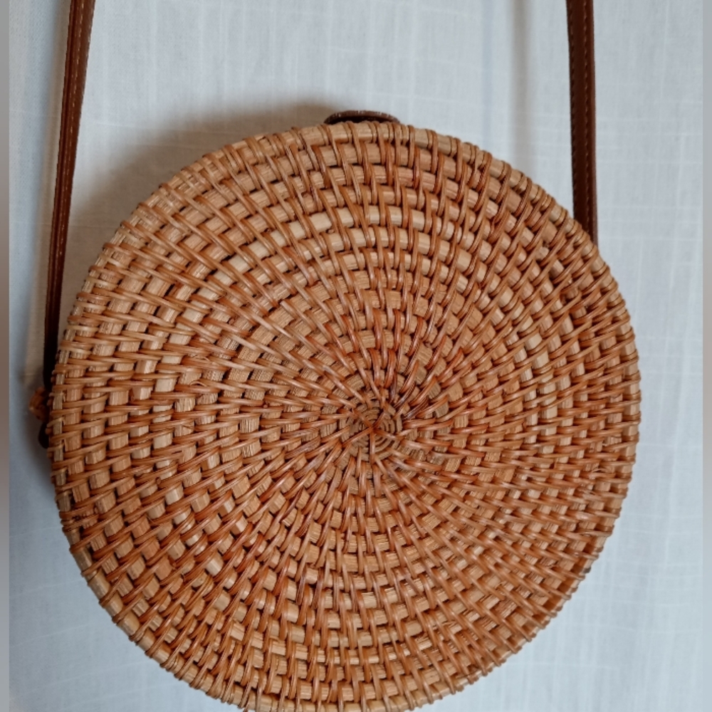 NWOT Round Wicker Crossbody Bag - Picture 4 of 8